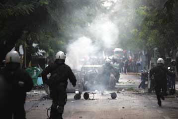 Επεισόδια στον Πειραιά μεταξύ οπαδών του Ολυμπιακού και του Παναθηναϊκού