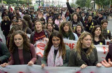 Τρομαγμένη, αμήχανη και μετέωρη η ελληνική νεολαία