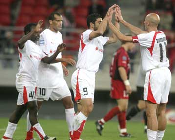 Με τον Ριβάλντο να… δίνει το σύνθημα ο Ολυμπιακός ξέσπασε στην Καλαμαριά