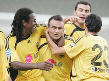 Ο Φερέρ χάρηκε για την αξιοπρέπεια της ΑΕΚ, μήνυμα ενότητας έστειλε ο Ζήκος