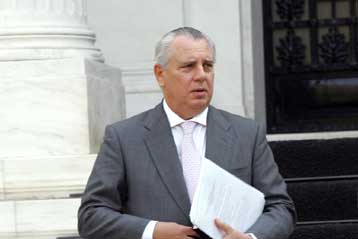 Στη συνταγματική αναθεώρηση παραπέμπει η κυβέρνηση τη λύση στο θέμα του Μισθοδικείου