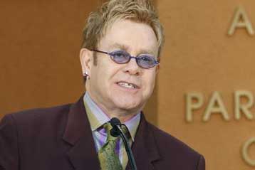 Να απαγορευθούν οι θρησκείες, προτείνει ο σερ Έλτον Τζον