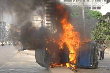 Ένας νεκρός και δεκάδες τραυματίες σε συμπλοκές στο Μπαγκλαντές