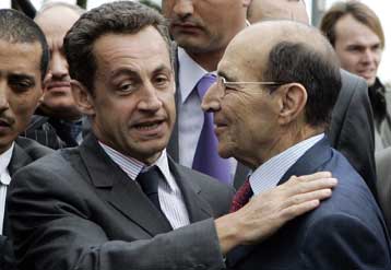 «Προεκλογική» επίσκεψη Νικολά Σαρκοζί στην Αλγερία με παροχές και μηνύματα