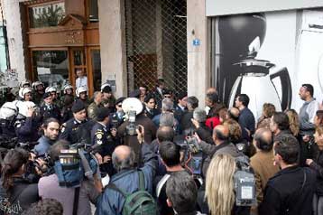 «Μπαλάκι» ευθυνών μεταξύ κυβέρνησης και δημάρχων για τους συμβασιούχους