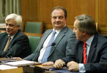 Με επιπλέον φόρους 3,3 δισ. ευρώ και αυξήσεις 3,4% στους μισθούς ο νέος προϋπολογισμός