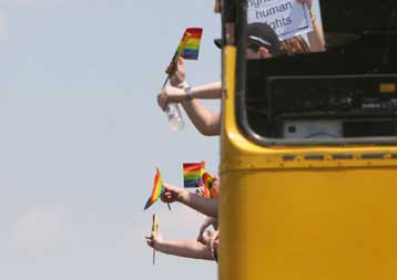 Η Ν.Αφρική, η πρώτη χώρα στη Μαύρη Ήπειρο που νομιμοποιεί τους γάμους ομοφυλόφιλων