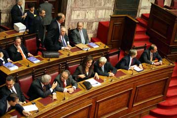 Επαναφορά στη Βουλή διάταξης για τη συνταξιοδότηση βουλευτών και δημάρχων