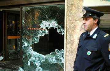 Μπαράζ εμπρησμών σε τράπεζες τη νύχτα στην Αττική