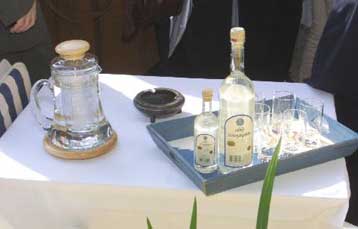 Πιέσεις στους χονδρέμπορους και αποκλεισμός ανταγωνιστών από τις πολυεθνικές στα ποτά