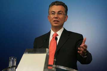 Στο χέρι των δήμων οι μονιμοποιήσεις, λέει τώρα η κυβέρνηση