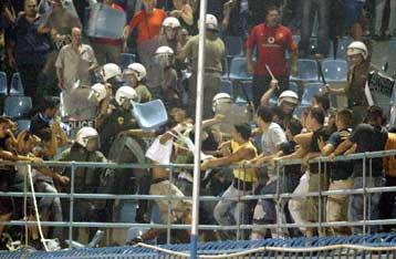 Ποινική δίωξη κατά εννέα οπαδών της ΑΕΚ που αναγνωρίστηκαν να μετέχουν σε επεισόδια