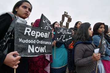 Αλλαγή της νομοθεσίας για υποθέσεις βιασμού και μοιχείας αποφάσισε το Πακιστάν