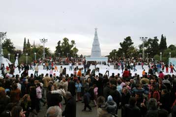 Απαισιόδοξοι για την οικονομία οι Έλληνες, αλλά έτοιμοι να ξοδέψουν τα Χριστούγεννα