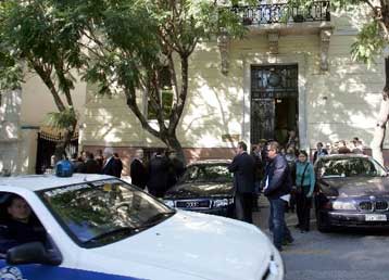 Αστυνομικοί πραγματοποίησαν κατάληψη στα γραφεία της ΝΔ στη Ρηγίλλης