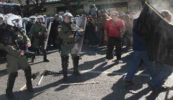 Επεισόδια κατά την πορεία των συμβασιούχων προς το υπουργείο Εσωτερικών