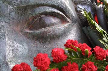 Δεκάδες πολίτες τιμούν για δεύτερη ημέρα την εξέγερση του Πολυτεχνείου