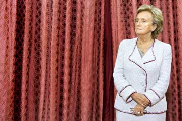 «Ας μην μιλάμε ακόμα για τη μετά-Σιράκ εποχή», λέει η σύζυγος του Γάλλου προέδρου