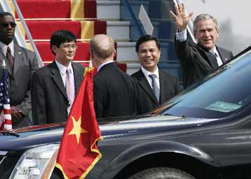 Επίσκεψη Μπους στο Βιετνάμ, εν μέσω αρνητικών δημοσκοπήσεων στις ΗΠΑ