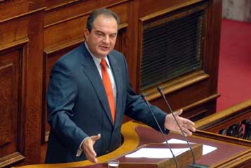 Δεν μπορούν να γίνουν όλοι δημόσιοι υπάλληλοι, δήλωσε ο πρωθυπουργός στη Βουλή