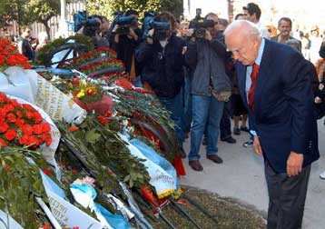 Καταθέσεις στεφάνων στο Πολυτεχνείο λίγο πριν κλείσουν οι πύλες