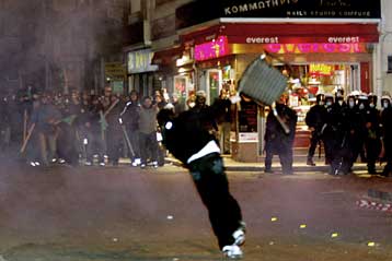 Με έντονη αστυνομική παρουσία και μεμονωμένα επεισόδια η πορεία για το Πολυτεχνείο