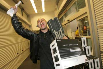 Ουρές σχημάτισαν οι Αμερικανοί στα καταστήματα για να αποκτήσουν ένα Playstation 3