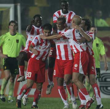 Ο Ολυμπιακός χόρεψε καλύτερα τα λάτιν από τον Αρη με Ριβάλντο και Καστίγιο