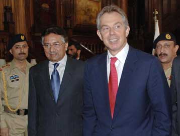 Μετριοπαθείς πολιτικές η απάντηση στην τρομοκρατία, δηλώνουν Μπλερ – Μουσάραφ