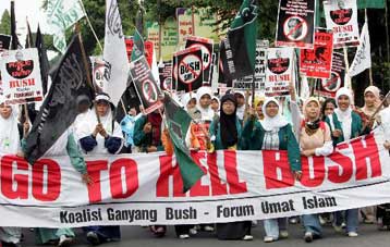 «Υγιής δημοκρατία» λέει ο Μπους για τη …ζεστή υποδοχή του στην Ινδονησία