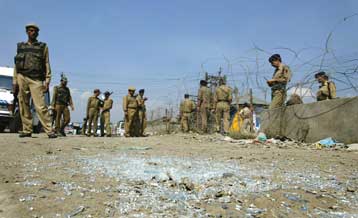 Τουλάχιστον έξι νεκροί από ισχυρή έκρηξη σε αμαξοστοιχία στην ανατολική Ινδία