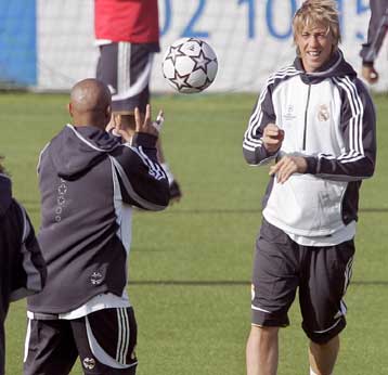 Ρομπέρτο Κάρλος και Γκούτι ανανέωσαν τα συμβόλαιά τους με την Ρεάλ