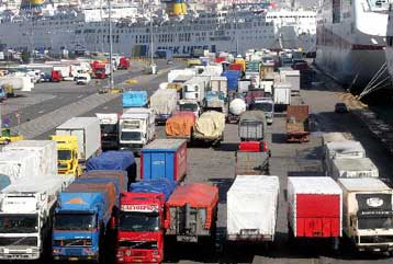 Διαμαρτυρία των ιδιοκτητών φορτηγών αυτοκινήτων για την απεργία των λιμενεργατών