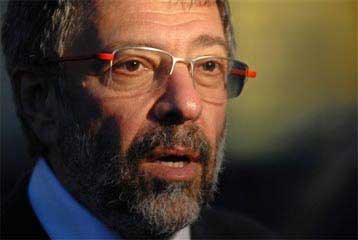 Τρία ύποπτα αντικείμενα εντοπίστηκαν στο στομάχι του πρώην πράκτορα της KGB