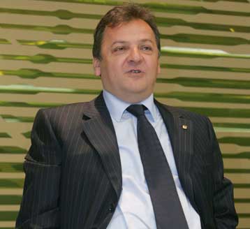 Σε 11 φυσικά πρόσωπα και για ένα ευρώ δίνει τις μετοχές του ο Γούμενος