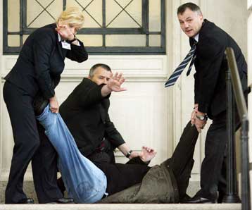 Εκκενώθηκε το Κοινοβούλιο της Β.Ιρλανδίας μετά την εισβολή πρώην παραστρατιωτικού