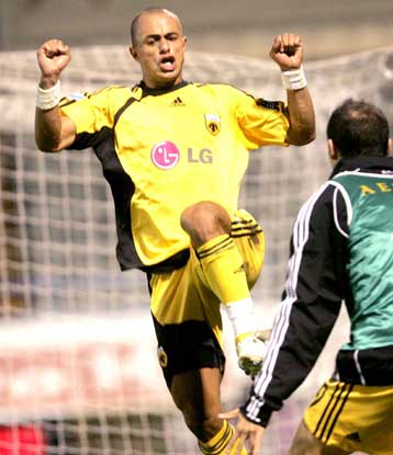 Με δύο πέναλτι και 9 παίκτες έπιασε κορυφή η ΑΕΚ, πολύτιμη νίκη του Αρη