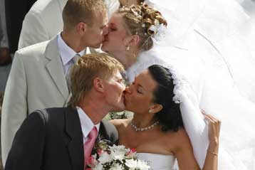 Υψηλότερο φόρο εισοδήματος θα πληρώνουν από το 2007 τα ζευγάρια μισθωτών