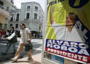 Ένας μεγιστάνας και ένας σύμμαχος του Τσάβες διεκδικούν την προεδρία του Ισημερινού