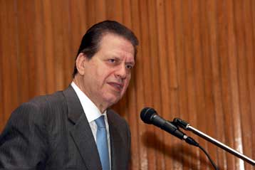 Καταδικάζει ο Β.Πολύδωρας τα περί «ζαρντινιέρας» στο ξυλοδαρμό του Κύπριου φοιτητή