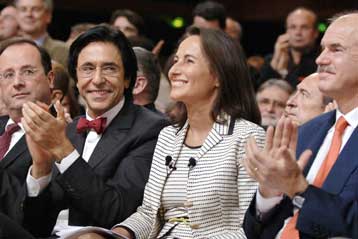 Με αναφορές στη συμμετοχική δημοκρατία η ομιλία Παπανδρέου στους Γάλλους σοσιαλιστές