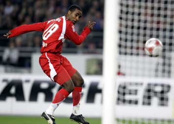 Με νίκη επί της Γκλάντμπαχ, η Στουτγκάρδη παρέμεινε στη δεύτερη θέση