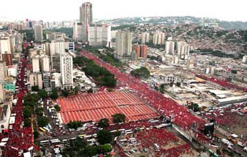«Αποφασιστικό χτύπημα στον διάβολο» υποσχέθηκε ο Τσάβες στην προεκλογική του ομιλία