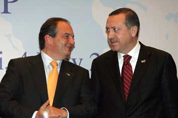 Σύντομη συνομιλία Καραμανλή – Ερντογάν λίγο πριν το δείπνο των «26» του ΝΑΤΟ