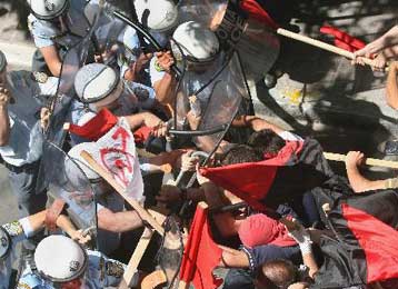 Ειδικό σώμα για την αντιμετώπιση των διαδηλωτών δημιουργεί η αστυνομία