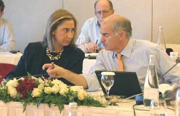 Αλλαγές στο Πολιτικό Συμβούλιο του ΠΑΣΟΚ με κάλεσμα Παπανδρέου στα κορυφαία στελέχη