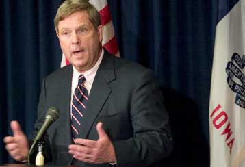 Ο κυβερνήτης της Αϊόβα ο πρώτος Δημοκρατικός που διεκδικεί την προεδρία