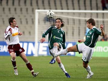 Αγευστη εμφάνιση, αλλά γλυκιά πρόκριση για τον Παναθηναϊκό που «χτυπάει» και πρωτιά