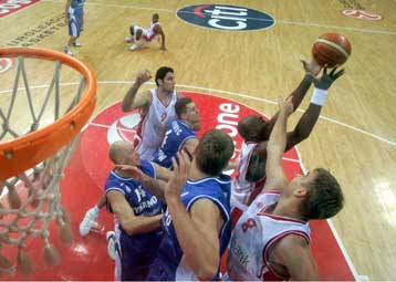 Τρίτωσε το καλό με τις νίκες Ολυμπιακού και Αρη