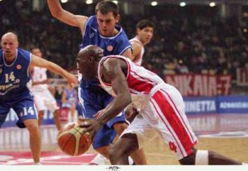 «Απόρθητο» το ΣΕΦ, ο Ολυμπιακός 86-73 τη Ντιναμό Μόσχας